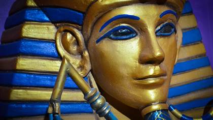Foto da réplica de um sarcófago de faraó do Egito.