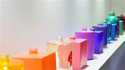 Fotos de frascos de vidro com diferentes formatos, cores e possibilidades de decoração, dispostos em bancada para toque. 