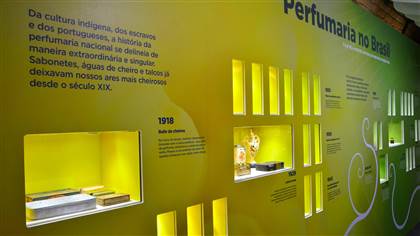 Foto do corredor da exposição que conta sobre a história da Perfumaria no Brasil.