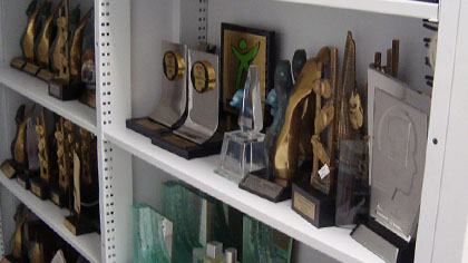 Foto de uma prateleira com vários artefatos e objetos históricos da Boticário